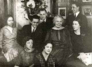 Выпуск 1929 года. Рядом с Е.Ф. Гнесиной - М.В. Мильман и А.К. Клумов Выпуск 1929 года. Рядом с Е.Ф. Гнесиной - М.В. Мильман и А.К. Клумов
